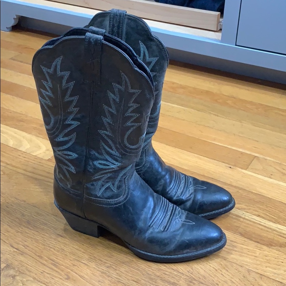 Black Ariat cowboy boots